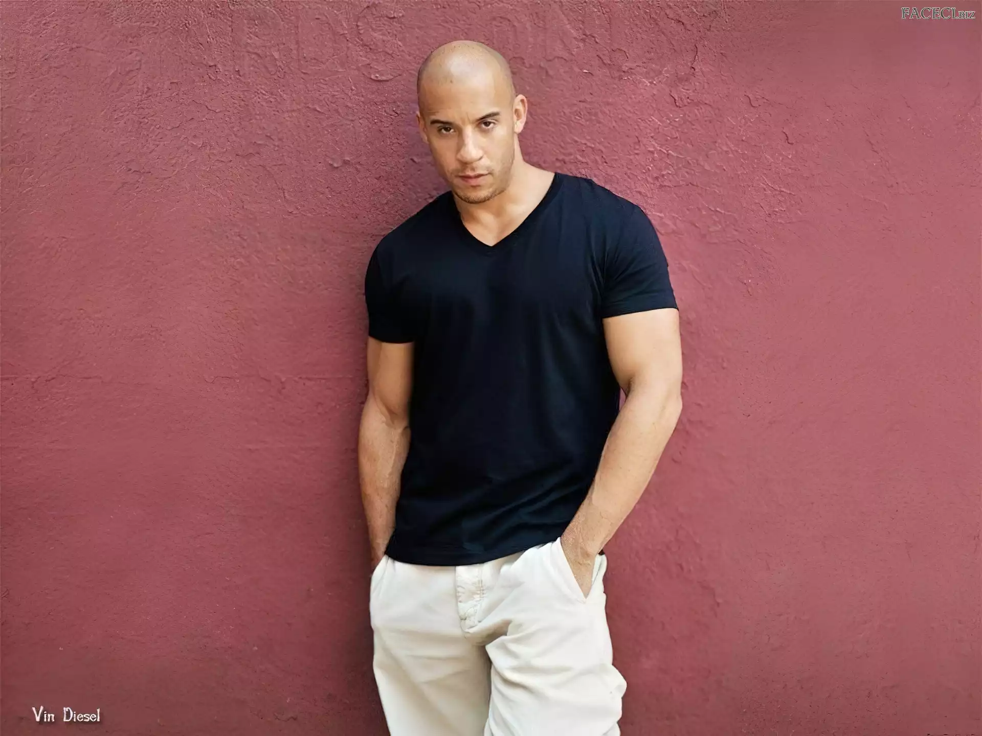 białe spodnie, Vin Diesel, czarny t-shirt